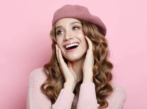 Hermosa modelo femenina joven con el pelo ondulado largo con boina rosa y bufanda — Foto de Stock