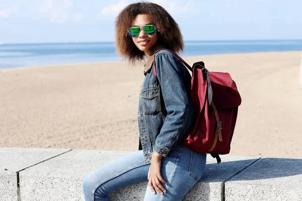 Meisje van de Afro-Amerikaanse in zonnebril, buitenshuis, poseren gekleed casul, met kort volumineuze haar. — Stockfoto