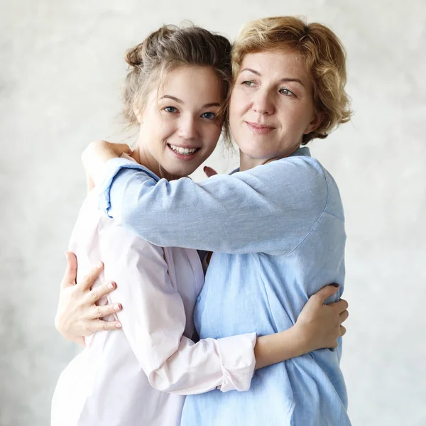 Estilo de vida y el concepto de la gente: Feliz madre mayor abrazando a la hija adulta riendo juntos, sonriendo emocionada anciana anciana abrazando a la mujer joven —  Fotos de Stock