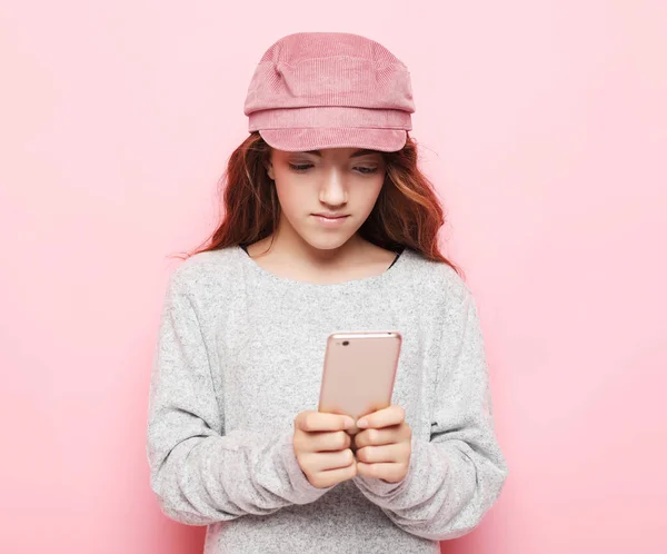 人、技術、インターネットの概念-ピンクの背景にスマートフォンを持つ女の子の子供 — ストック写真