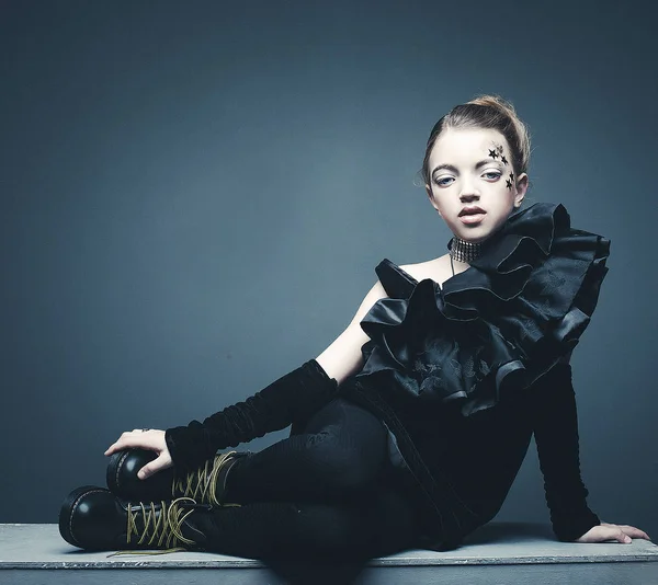 Έννοια της ομορφιάς και μόδας: μικρό κορίτσι φορώντας την μαύρη στολή. Δημιουργικό μακιγιάζ. — Φωτογραφία Αρχείου