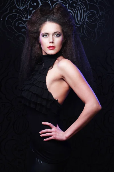 Elegante signora con elegante acconciatura lunga. Trucco luminoso e vestito nero. Stile di moda . — Foto Stock