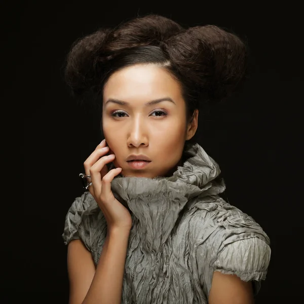 Beauty and fashion concept: modella asiatica in abito grigio — Foto Stock