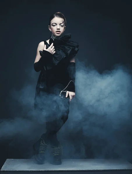 美しさとファッションの概念: 黒の服を着ている少女。創造的なメイクアップ. — ストック写真