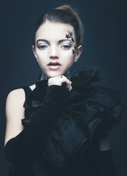 Concepto de belleza y moda: Niña vestida de negro. Maquillaje creativo . —  Fotos de Stock