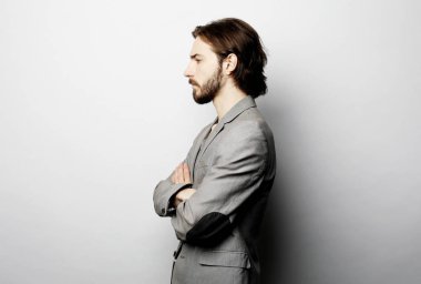 Beyaz arka plan üzerinde poz genç adam portresi