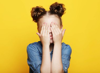 duygu, çocukluk ve insanlar kavramı: kapalı gözlerle sevimli gülümseyen kız