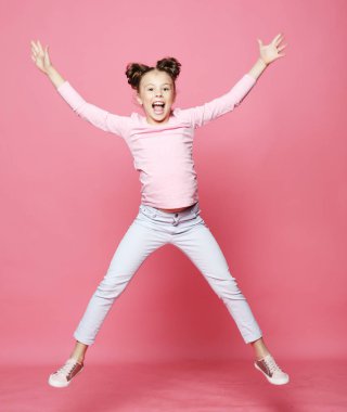  Komik kız pembe arka planda gelişigüzel atlayan kız. 