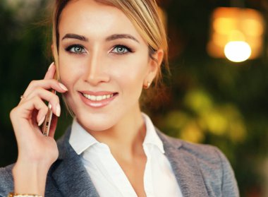 teknoloji, iletişim ve insan kavramı - mutlu genç kadın smartphone üzerinde arama