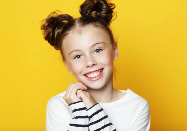 Retrato de alegre sorridente menina no fundo amarelo — Fotografia de Stock