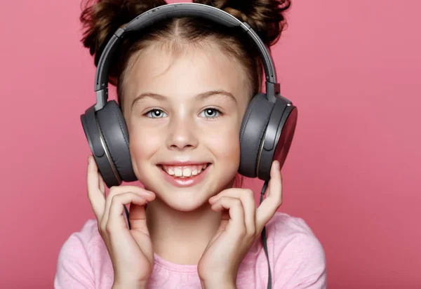 Chica feliz con auriculares escuchando música — Foto de Stock