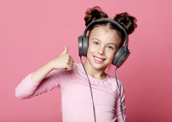 Chica feliz con auriculares escuchando música — Foto de Stock