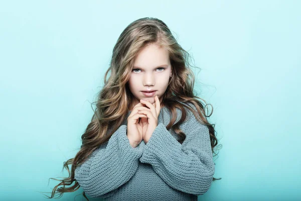 Lifestyle και άνθρωποι έννοια: litle κορίτσι παιδί με μακριά σγουρά μαλλιά — Φωτογραφία Αρχείου