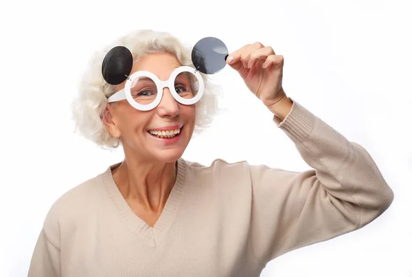 Mujer mayor con gafas de sol grandes haciendo acción funky —  Fotos de Stock