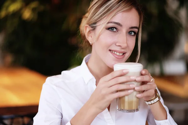 Lifestyle και οι άνθρωποι έννοια: Όμορφη κοπέλα με το Κύπελλο του καφέ — Φωτογραφία Αρχείου