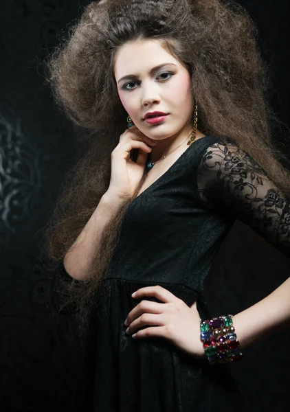 Studioporträt einer schönen Frau im schwarzen Kleid — Stockfoto