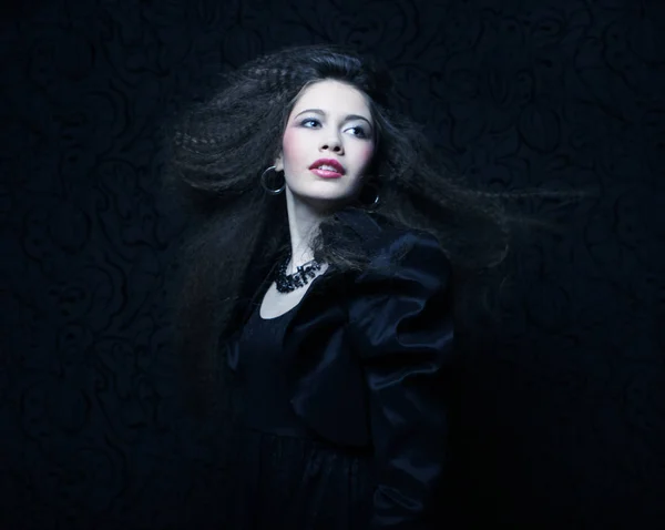 穿黑色连衣裙的漂亮女人肖像与时尚发型. — 图库照片