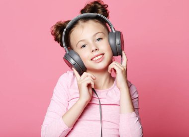  Kulaklıklı mutlu kız müzik dinliyor.