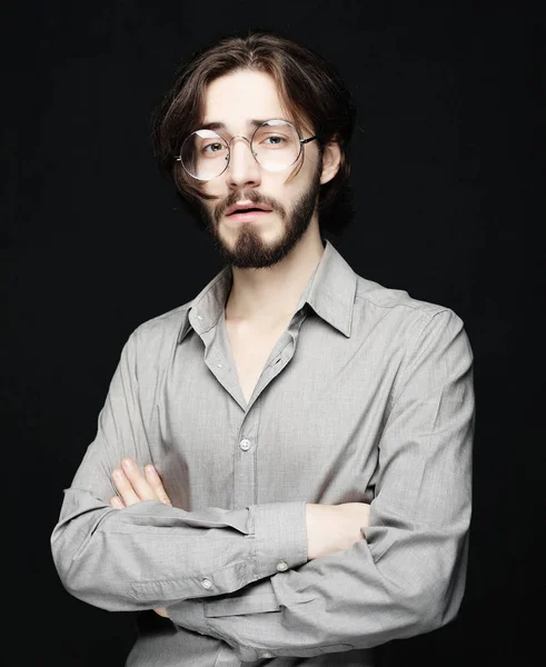 Junger Mann mit Brille vor schwarzem Hintergrund. — Stockfoto