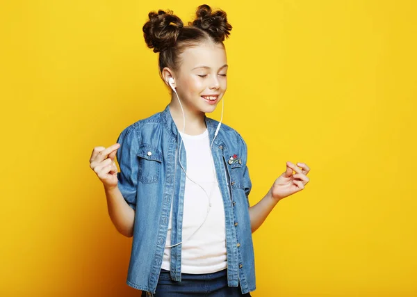 Menina feliz com fones de ouvido ouvindo música — Fotografia de Stock