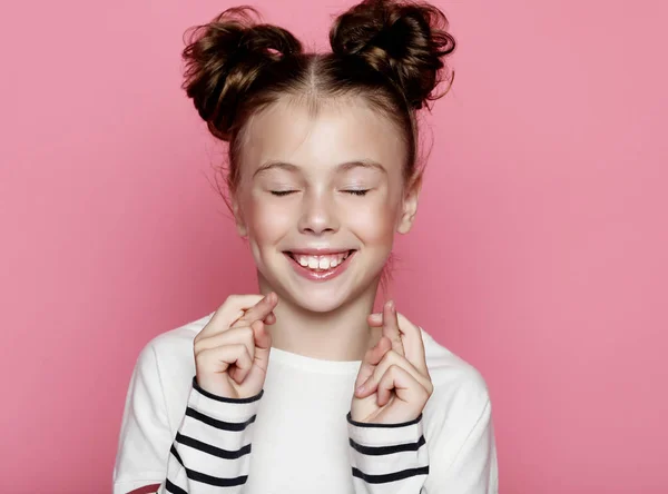 Συγκίνηση, παιδική ηλικία και άνθρωποι έννοια: χαριτωμένο χαμογελαστό κορίτσι με κλειστά τα μάτια — Φωτογραφία Αρχείου