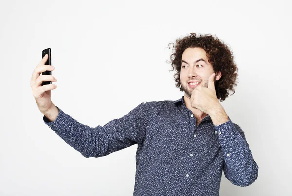 Portrét veselého muže selfie převzetí bílým pozadím — Stock fotografie