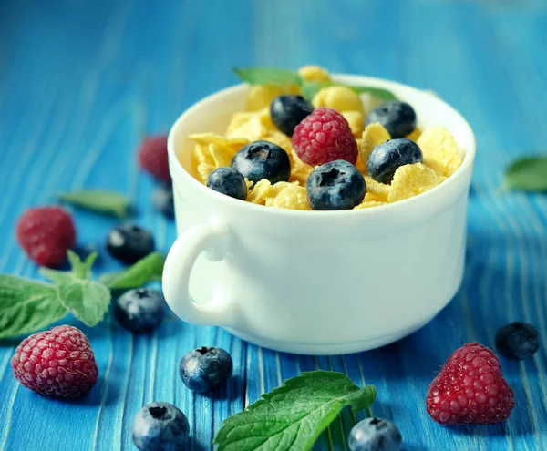 Healthy eating, food  and diet concept - Cornflakes with berries — Stock Photo, Image