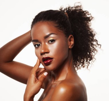 Moda ve güzellik konsepti: Çekici Afrikalı Amerikalı kadın yakın plan portresi