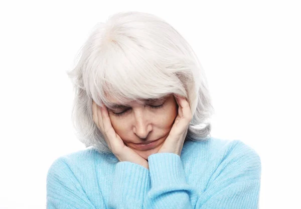 Životní styl, zdraví a lidé koncept: A portrét starší dáma s bolestí hlavy — Stock fotografie