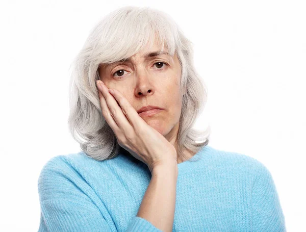 Concepto de estilo de vida, salud y personas: Mujer anciana que sufre de dolor de muelas sobre fondo blanco —  Fotos de Stock