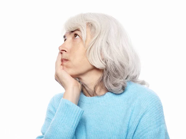 Concepto de estilo de vida, salud y personas: Mujer anciana que sufre de dolor de muelas sobre fondo blanco —  Fotos de Stock