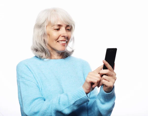 Livsstil, människor och tehnology koncept: äldre kvinna med smartphone — Stockfoto