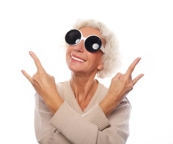 Старшая женщина в больших солнцезащитных очках — стоковое фото
