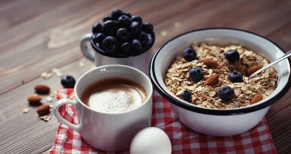 Здоровый завтрак - овсяная каша, вареное яйцо, молоко, свежие ягоды и кофе. Отличное начало для нового дня . — стоковое фото