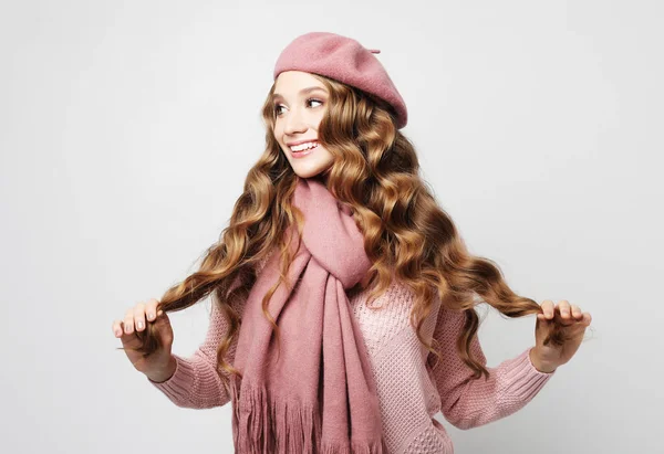 Красивая молодая модель с длинными волнистыми волосами в розовом берете и шарфе — стоковое фото