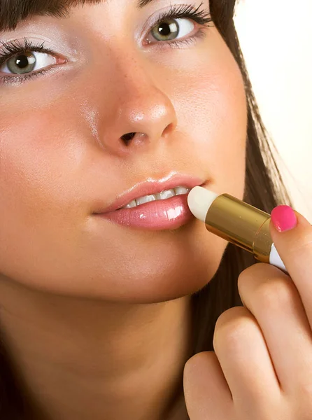 Närbild kvinna gloss lips — Stockfoto