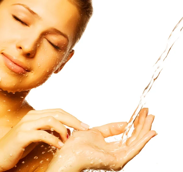 Femmina con una goccia d'acqua sul viso puro — Foto Stock