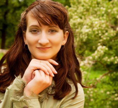 güzel genç kadın Park'ta rahatlatıcı