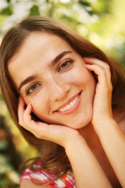 neşeli kadın bahçede 