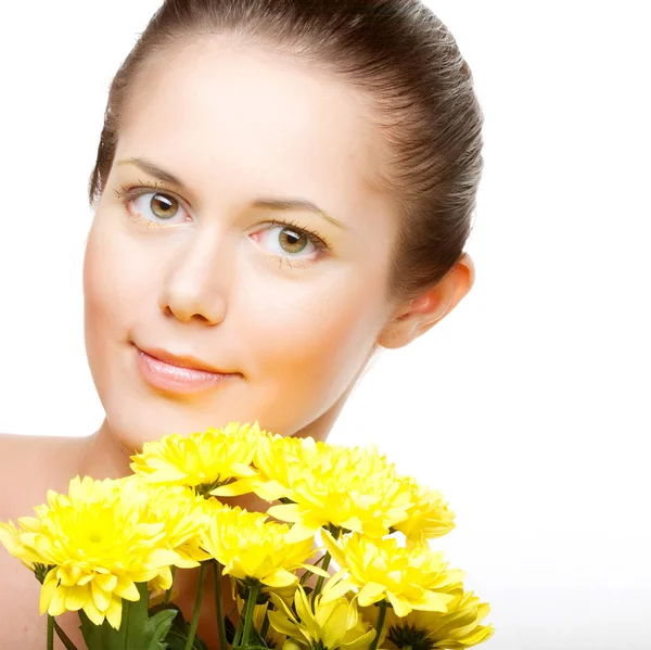 Weibliches Gesicht mit der gelben Chrysantheme — Stockfoto