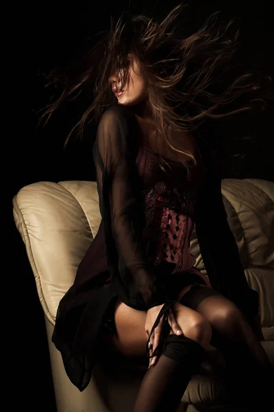 Mulher bonita com vento no cabelo — Fotografia de Stock