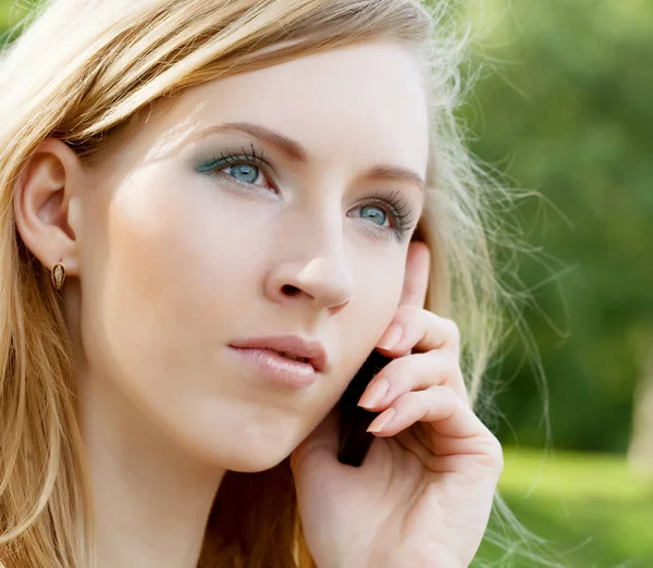 Woman using mobile phone — Stock Photo, Image