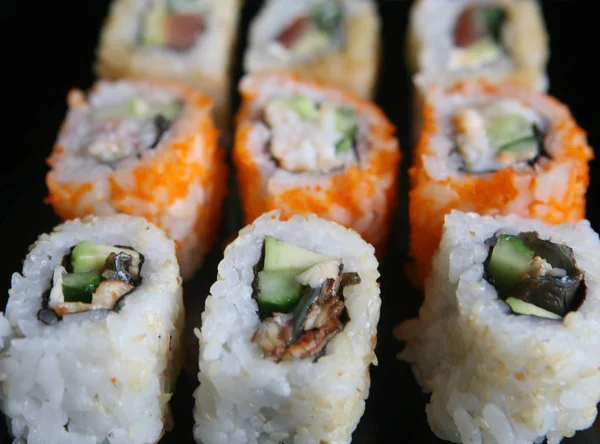 Sushi japonês na placa preta — Fotografia de Stock