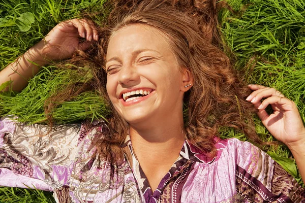 La ragazza posa su un'erba un prato — Foto Stock