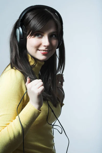 听音乐的年轻女人 — 图库照片
