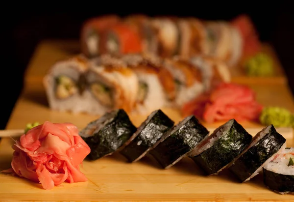 Sushi w restauracji japońskiej — Zdjęcie stockowe