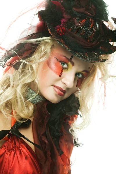Bella signora in cappello rosso con trucco artistico . — Foto Stock