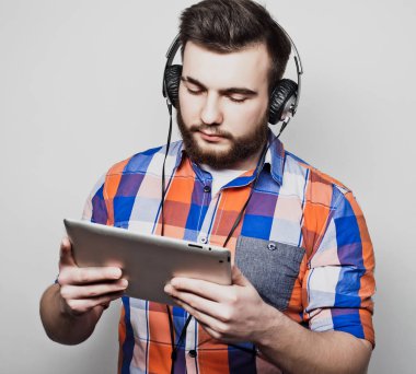 Yaşam tarzı, insan ve eğitim kavramı: audiobook beyaz arka plan üzerinde kulaklık aracılığıyla müzik adam.