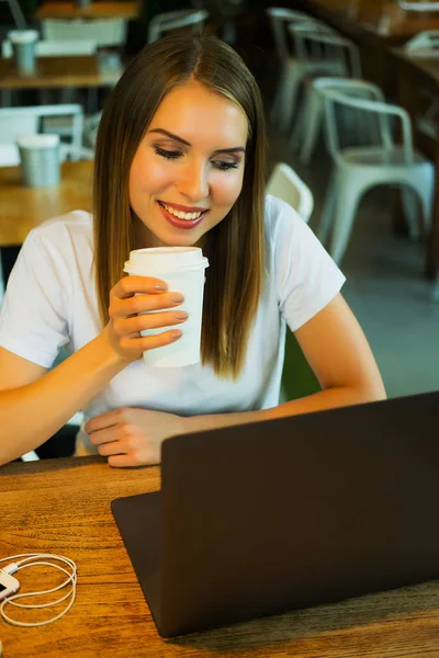 Boldog Fiatal Szőke Ivás Kávé Vagy Tea Használ Laptop Kávézóban — Stock Fotó