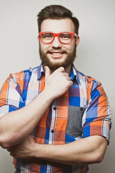 Concepto de estilo de vida y personas: Primer plano del hombre sonriente con anteojos —  Fotos de Stock